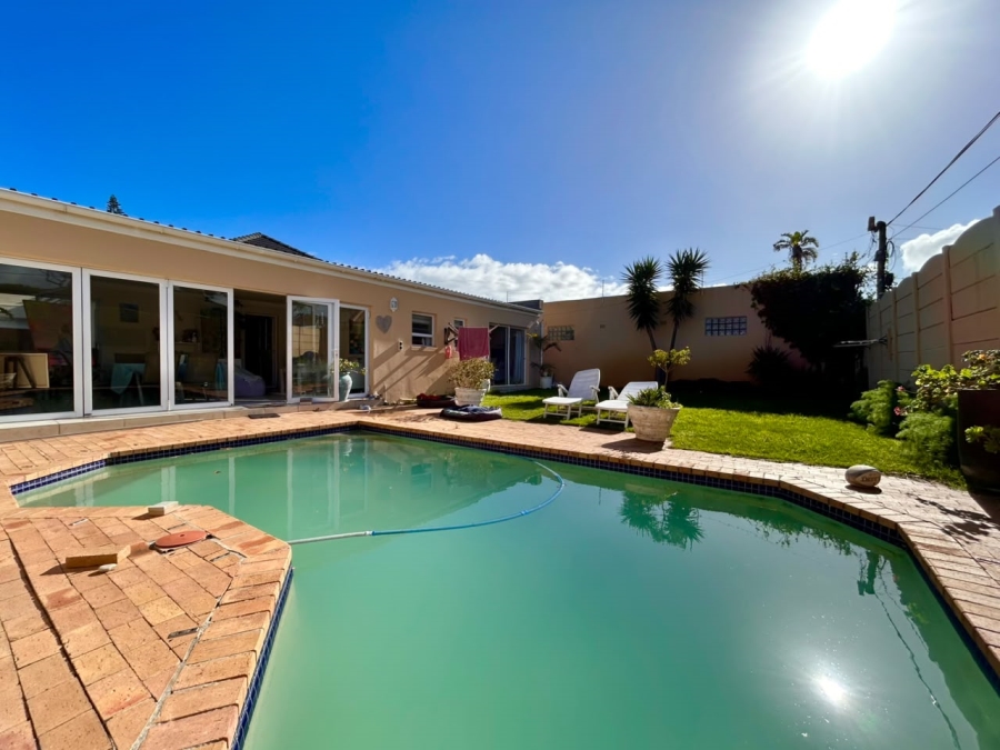 To Let 4 Bedroom Property for Rent in Plumstead Western Cape